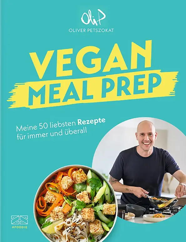 Buchcover „Vegan Meal Prep“ von Oliver Petszokat mit Titel, Unterzeile „Meine 50 liebsten Rezepte für immer und überall“ sowie einem Foto des Autors beim Kochen und einer veganen Bowl.